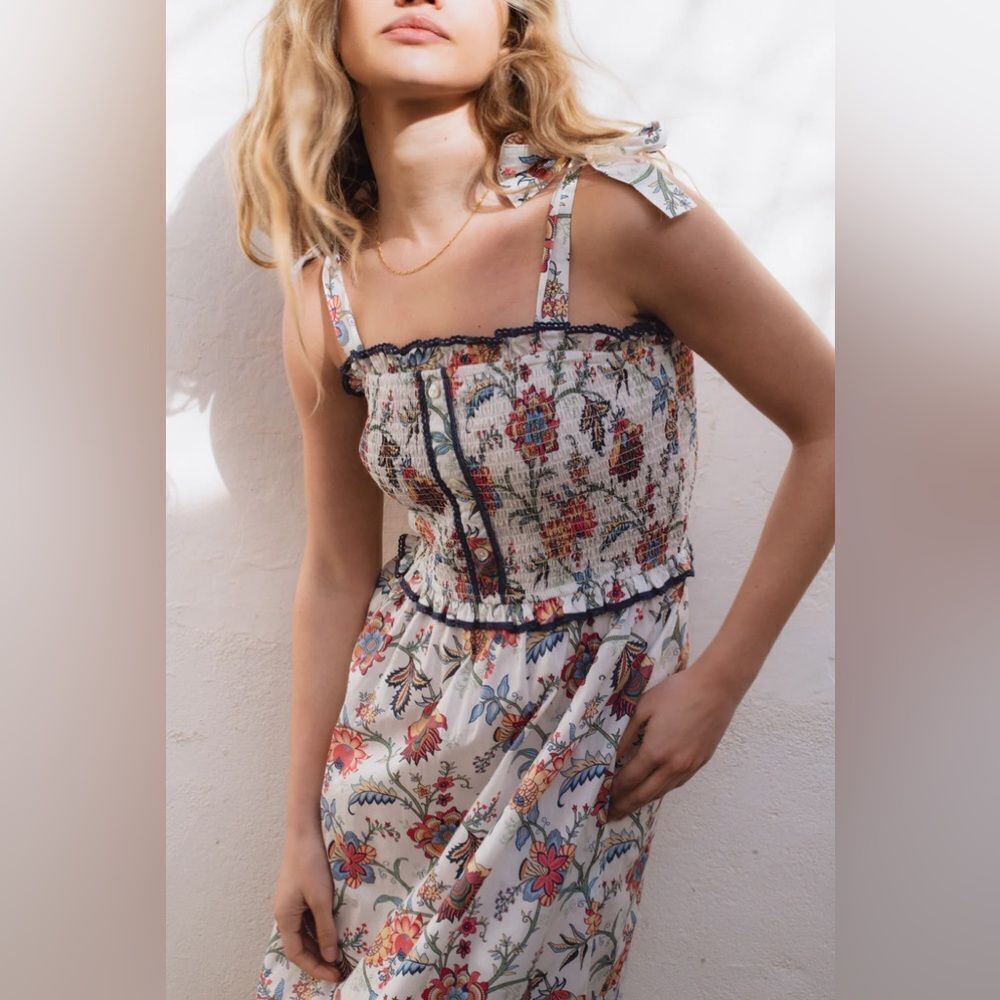 Sonmer $250 PARIS DRESS White Floral Navy Lace